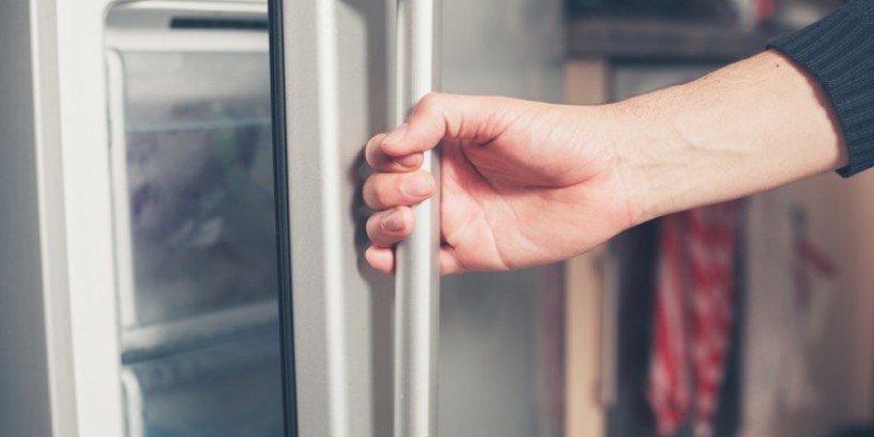 علت برق داشتن بدنه یخچال